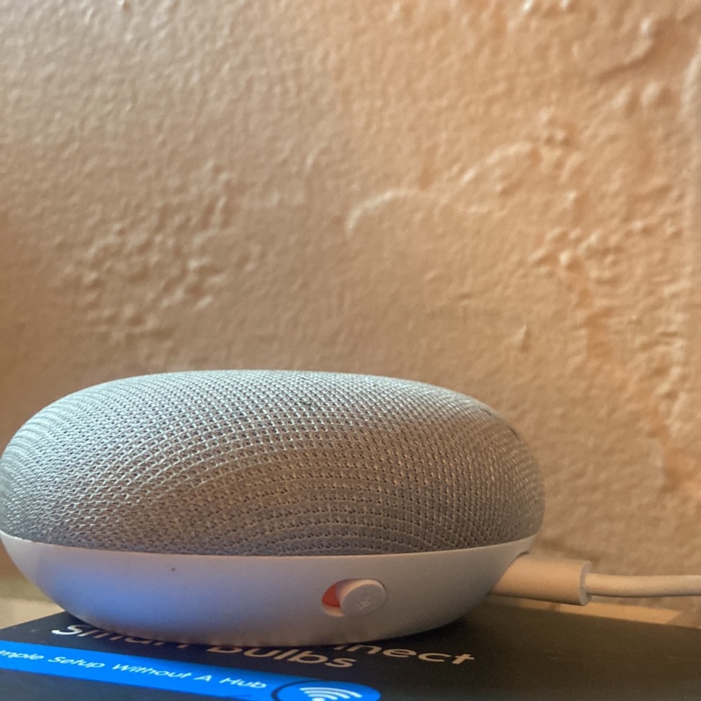 Google Home Mini - Picture 3 of 4